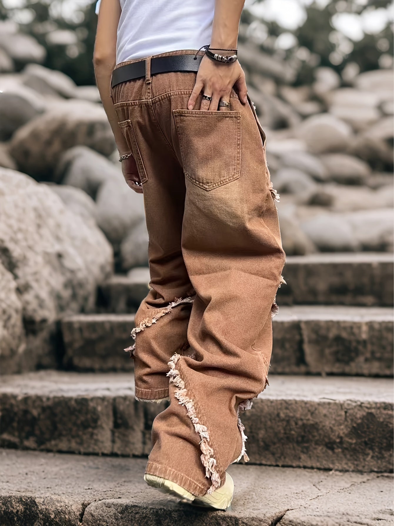 DISTRESSED DENIM JEANS
