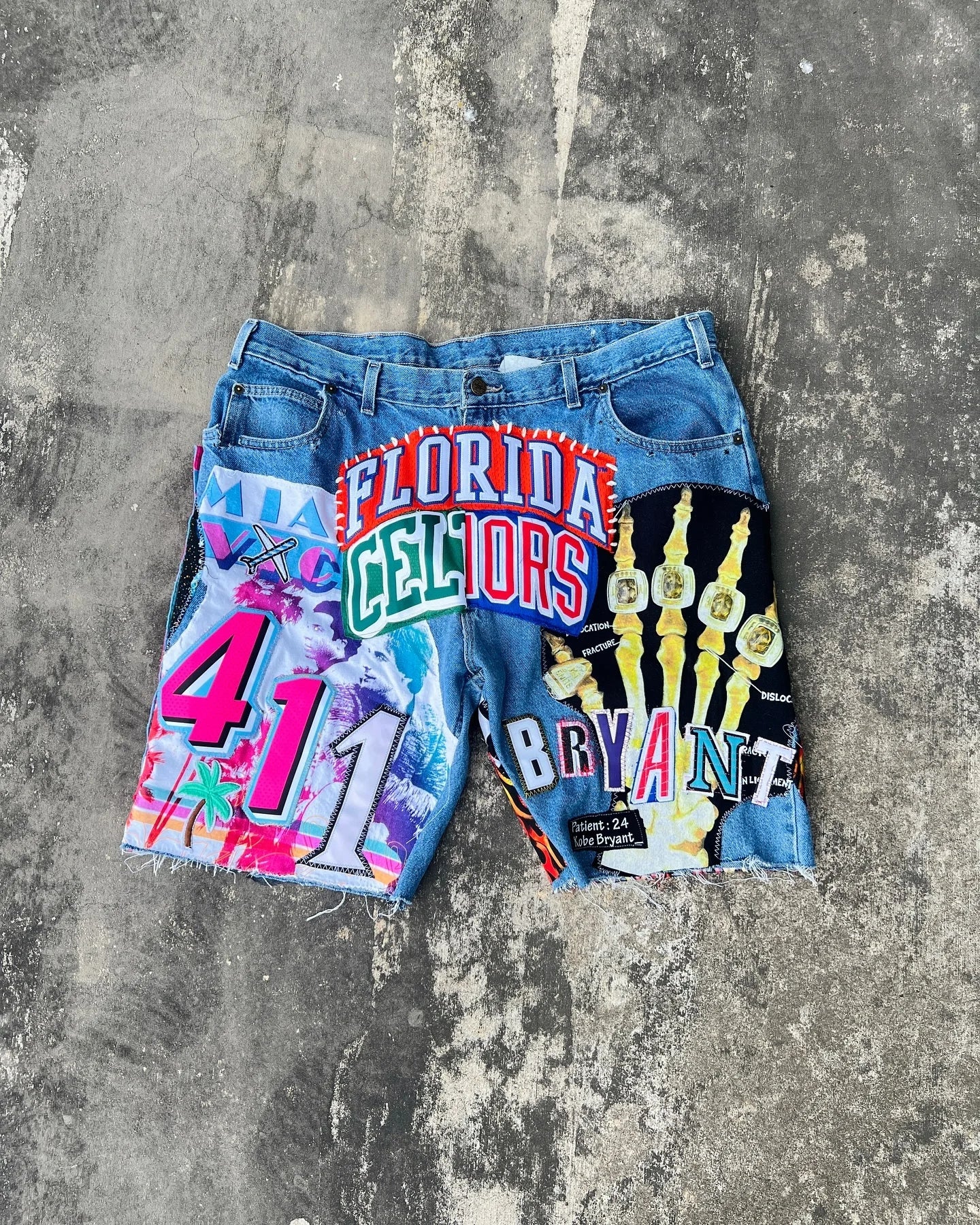 GRAPHIC DENIM SHORTS